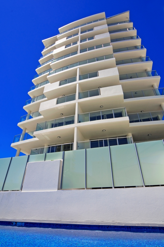 Building facade seen from the pool terrace